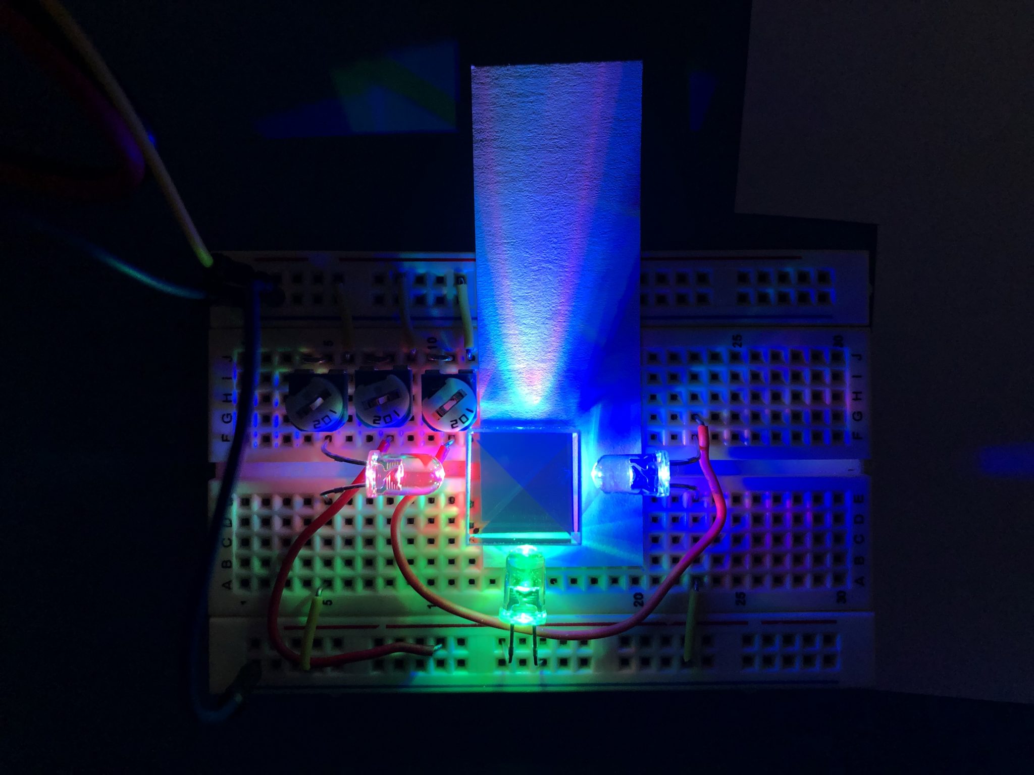 thumbnail interactive-video image 1 of 20mm RGB X-Cube Prism – Dichroic Cross Physics Teaching Polyhedron Rainbow Lens 1 of 5